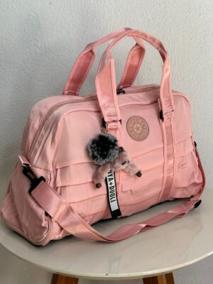 Mala Kipli Impermeável Com Alça Transversal (Acompanha Pompom e Chaveiro Macaco Em Cores Aleatórias) OBS: Logos também podem ir em cores diferentes das que estão nas fotos