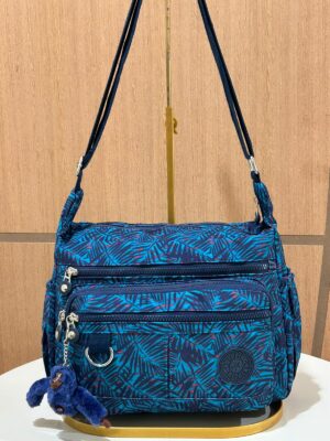 Bolsa Kipli Transversal Estampada (Acompanha Chaveiro Macaco Em Cores Aleatórias)