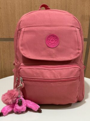 Mochila Kipli Bolso Com tampa Frontal (Acompanha Chaveiro Pompom e Macaco Em Cores Aleatórias)
